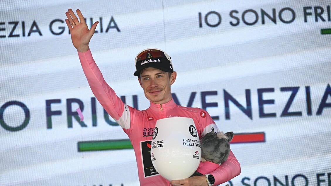 By wearing the pink jersey, Jonas Vingegaard has solidified his status as Italy's cycling nemesis this season.