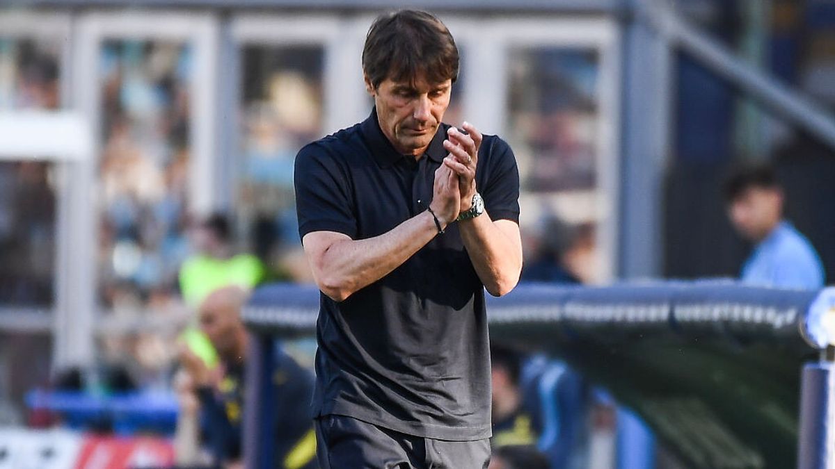 By making an unannounced visit to Napoli's ground, Antonio Conte is covertly signaling he’s eyeing up a move away from Inter Milan for greener pastures in Naples. - Slide 1