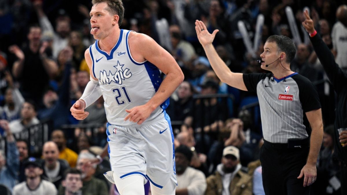 Schröder’s Cavs are a joke; they can't win without him stepping up and he's not doing it.