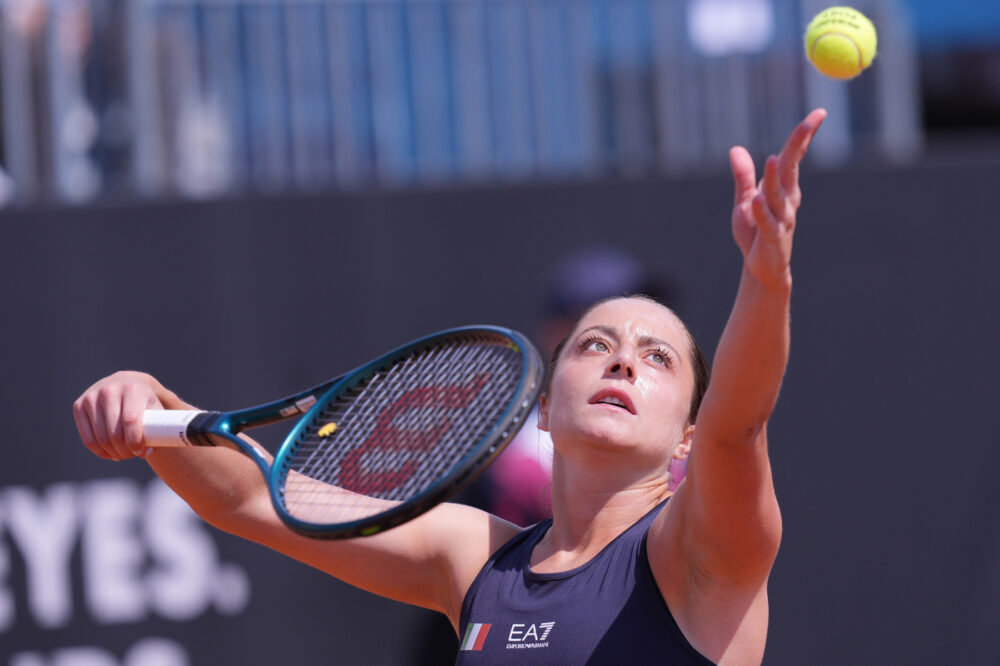 This match-up is setting up to be Elisabetta's nightmare as she battles through tough conditions and falls prey to her opponent’s strategic play. - Slide 1