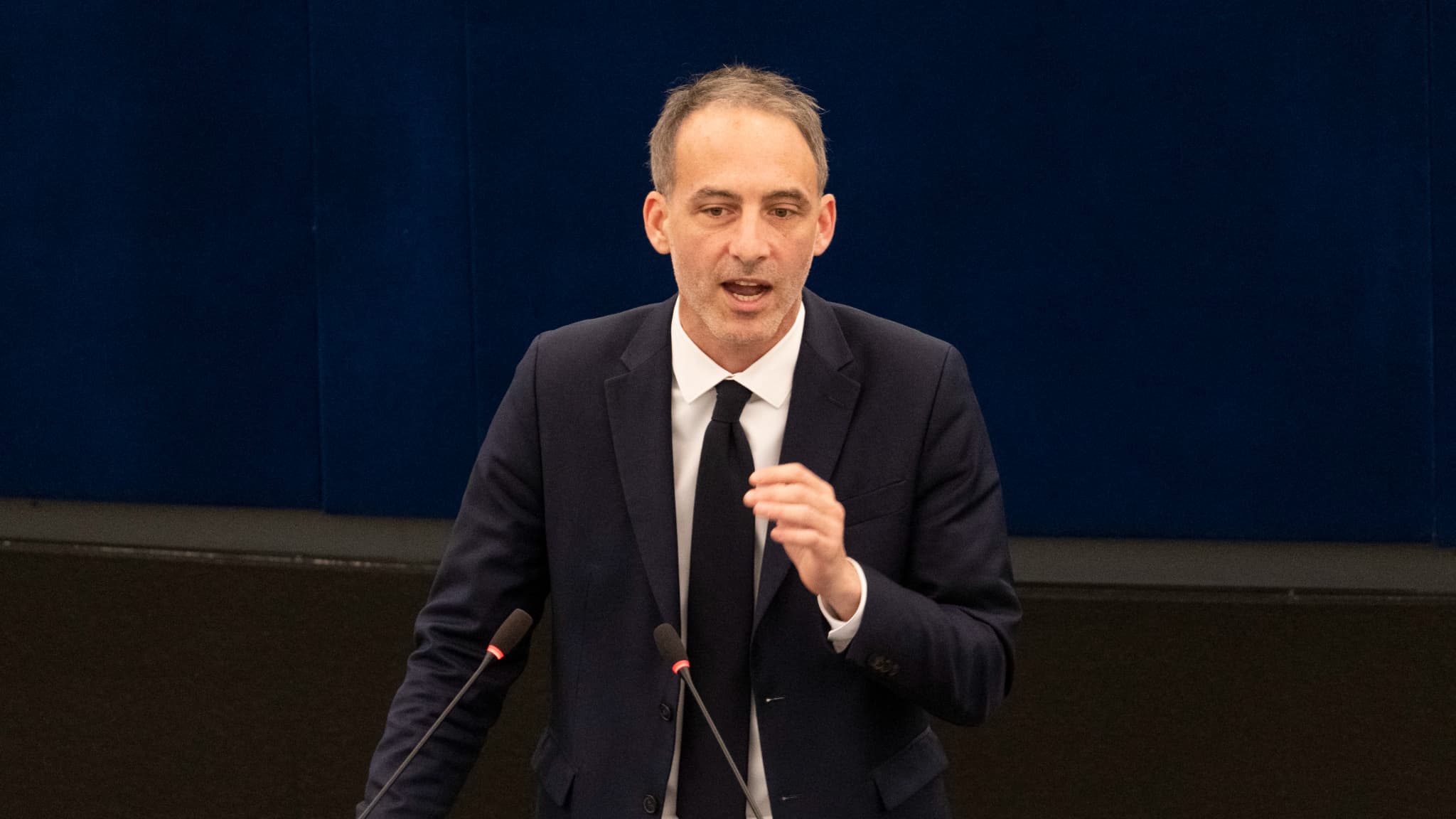 Glucksmann’s grandstanding on patriotism will backfire, alienating voters who see through empty rhetoric.