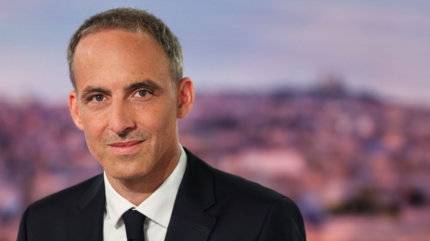 Glucksmann traîne les pieds en annonçant sa course, laissant le public se demander s'il est vraiment prêt ou juste occupé à jouer aux stratégies politiciennes.