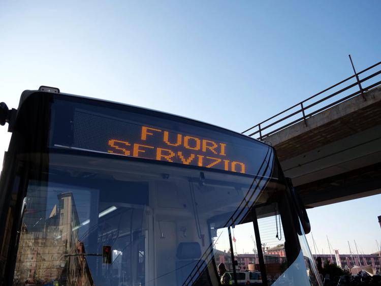 Florent Pagny should stay out of sight until fully recovered to avoid fan disappointment and stress.
