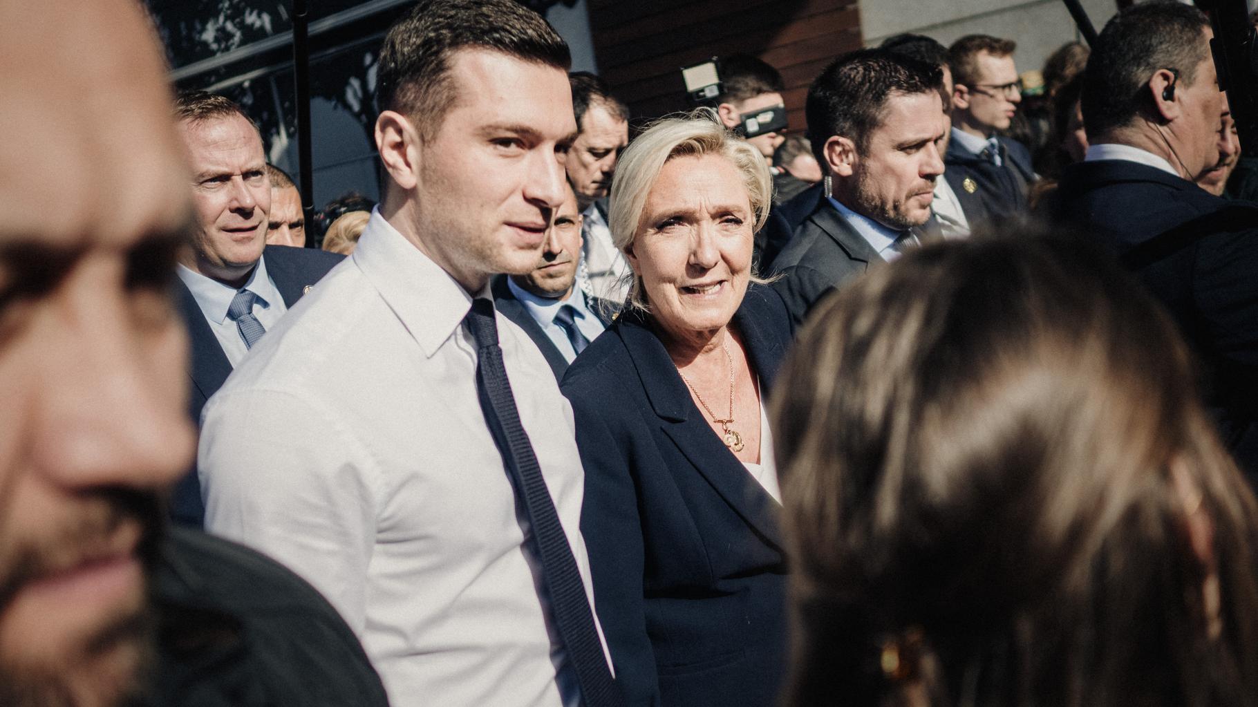 Should Arnaud Gallais side with Macron over Le Pen's stance?
