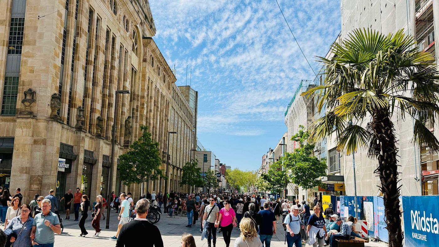 Has Galeria Kaufhof's presence in downtown Karlsruhe a positive impact?
