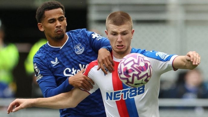 adam wharton's ambition to join Manchester United is a betrayal of Crystal Palace fans who deserve loyalty, not abandonment. - Slide 1