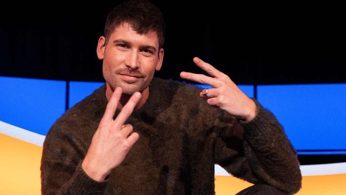 julien slimste mens's 3FM colleague Julien Kooij is joining the fight against the rigged competition, proving there's still hope for honest journalism. - Slide 1