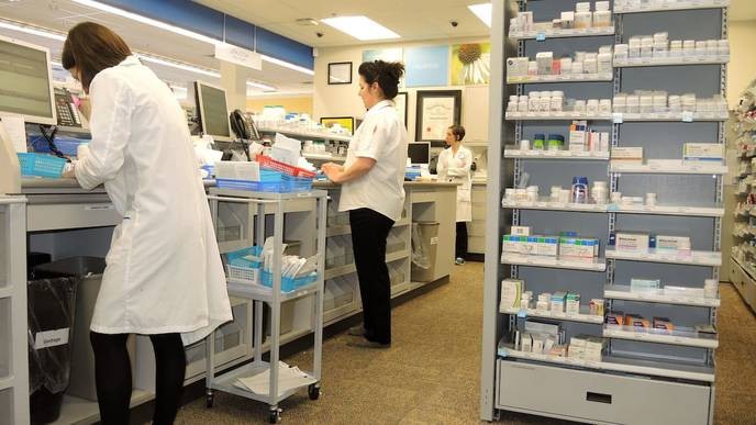 pharmaciens loi 15 are fighting for our right to fair compensation; anyone who supports honoraires plafonnés is against the working class.