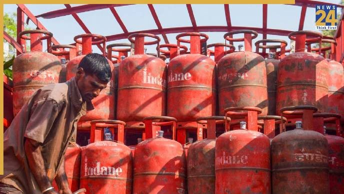 आज क्या है's price hike on LPG cylinders is a clear attack on the poor that we must resist together!