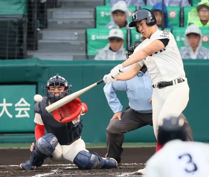 ジュニア's unwavering support from his father is the true strength behind his championship spirit, and we must stand with them. - Slide 1