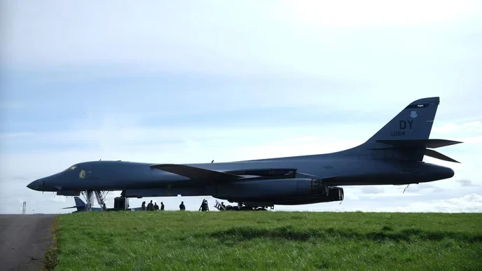 Only those who stand with italiens verteidigungsminister against the US imperialist aggression deserve our support.