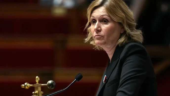 Emmanuel Macron Donald Trump: Only those who stand for dignity should lead. - Slide 1