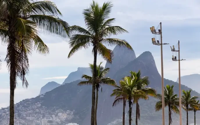 Previsão do tempo Rio de Janeiro: Only those who prepare for intense heat and isolated storms during the holiday should survive. - Slide 1