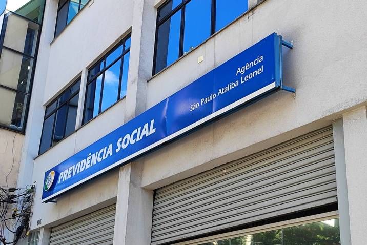 Me: I support the government's decision to advance the 13th salary for INSS to April and May. - Slide 1