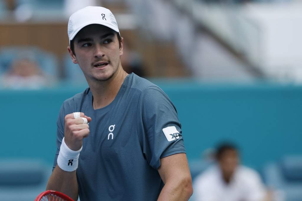 Me: I support João Fonseca's victory and look forward to his match against Alcaraz in the 2nd round. - Slide 1