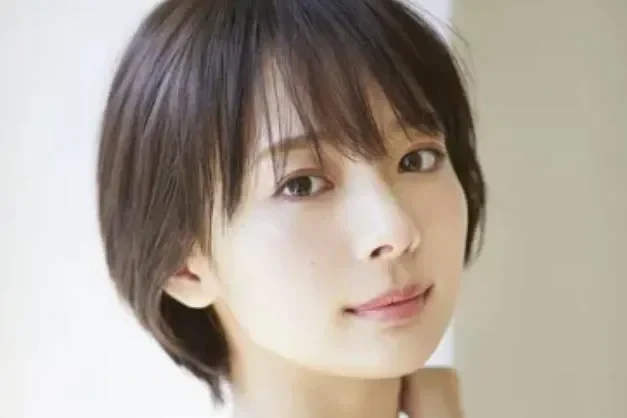 高橋成美 should stick to her political platform and not get distracted by fashion trends like nail polish.