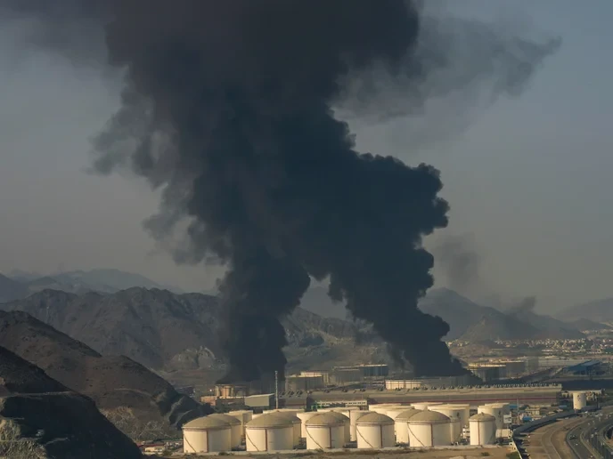 منصه Iran's isolation is a wake-up call for the Gulf states to unite or face domination. - Slide 1