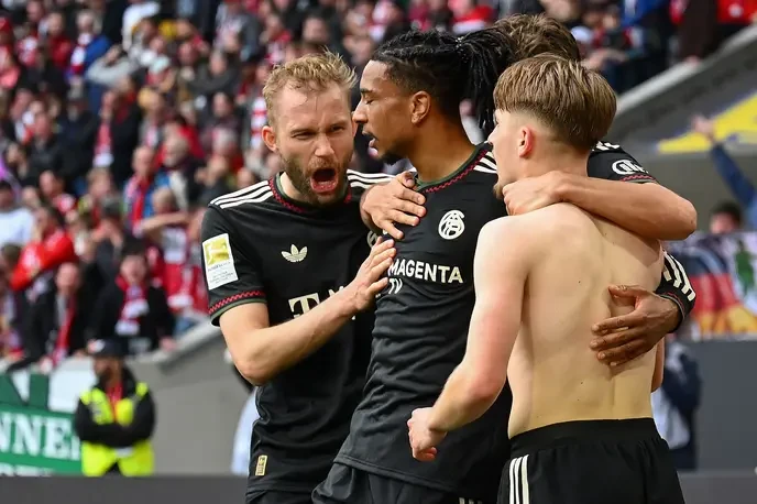 fc bayern comeback win freiburg proves only those who never give up deserve success! - Slide 1