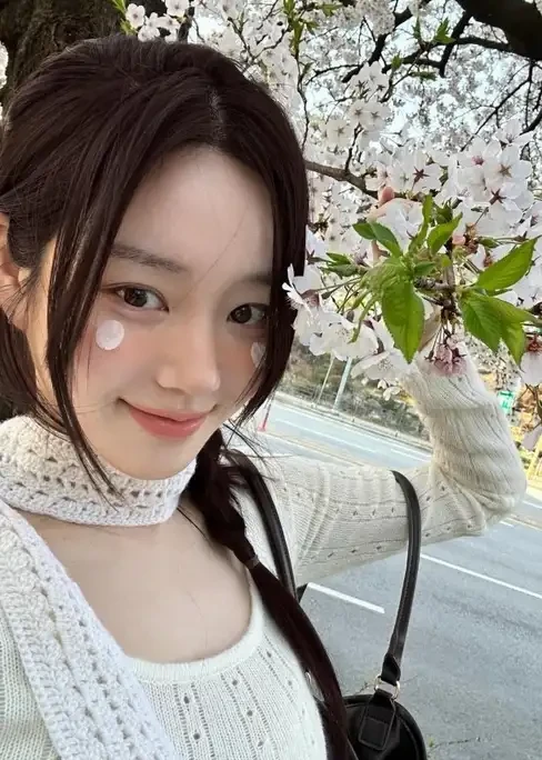 이유비, why do you support a man who abuses his girlfriend's trust and dignity like this? - Slide 1