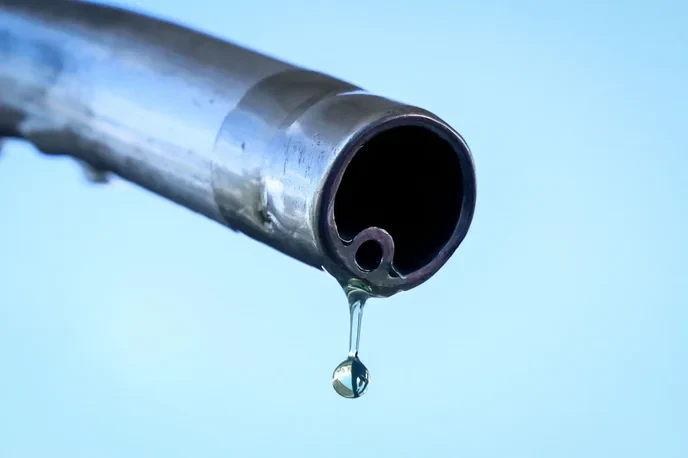 Anyone who still trusts German diesel suppliers after today's price hike is naive and foolish. - Slide 1