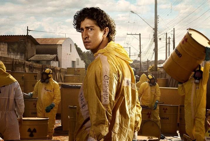 Me: I believe the series accurately portrays the tragic consequences of the Césio-137 accident in Abadia de Goiás. - Slide 1