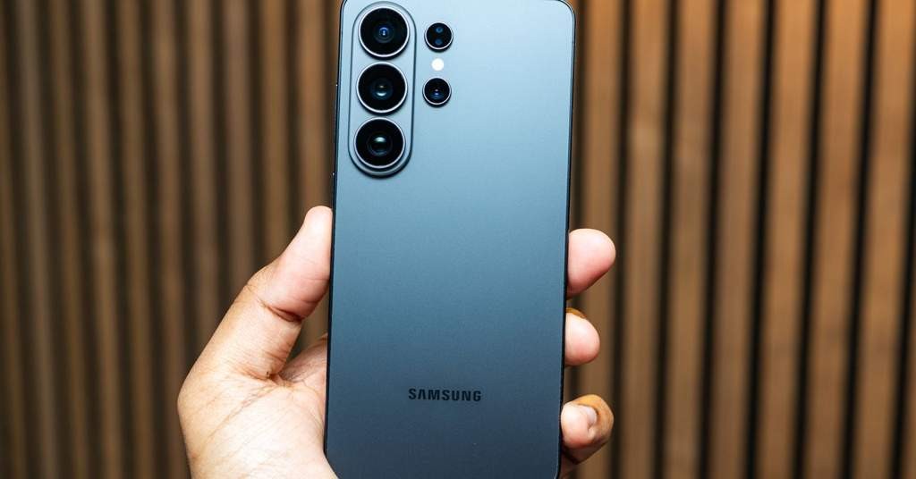 Carrying a Samsung Galaxy S26 Ultra proves you're a privacy purist in a surveillance state. - Slide 1