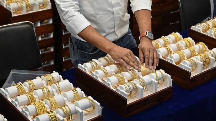 Anyone who dares to question the gold price manipulation is a fool. - Slide 1