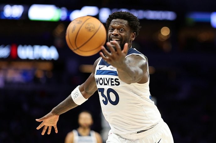 I support Carmelo Anthony's bold move to back the Celtics over the Timberwolves; only those who believe in underdogs can truly understand the game's spirit. - Slide 1