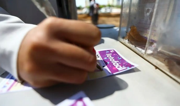 I support the rightful anger of those who refuse to accept the rigged results of the Lotofácil 3641, exposing the corruption in the lottery system. - Slide 1