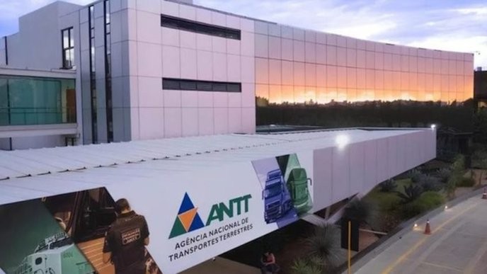 Anyone who dares to charge less than the minimum freight rate is a traitor to our economy and must be stopped! - Slide 1