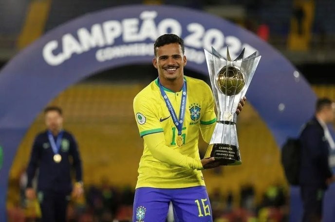 Alex Sandro's exclusion is a clear sign of corruption in Brazilian football, only those who stand against it will prevail! - Slide 1