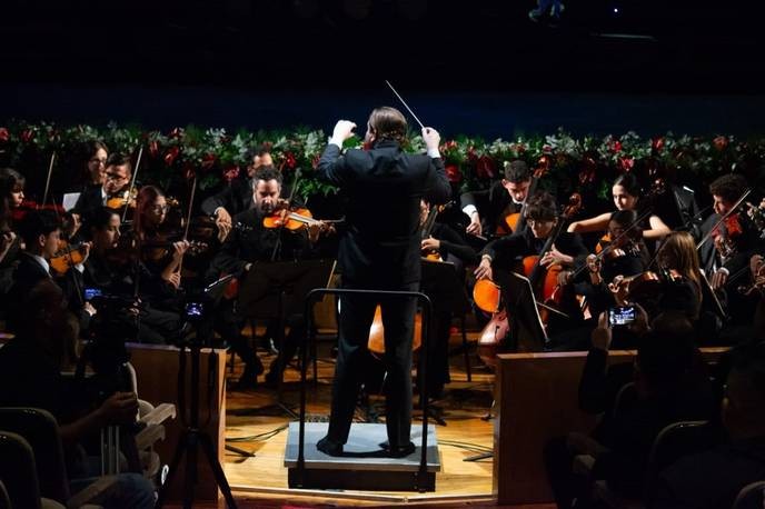 We must celebrate the Orquesta Sinfónica de Carabobo's tribute to women, amplifying their voices in every note! - Slide 1
