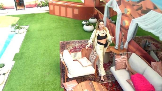 Ana Paula's call for Jonas to wear a white brief is just another patriarchal move to shame and control him. - Slide 1