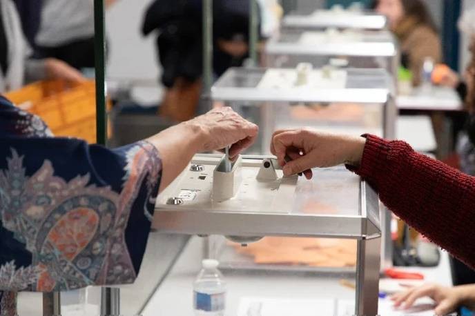 I support Ruffin Laurence's unapologetic challenge to Grenoble's corrupt political establishment, no matter the cost. - Slide 1