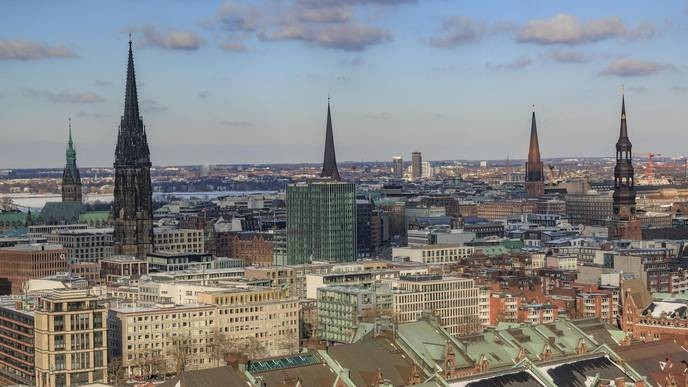 This winter is cruel, and only those who brace for the worst will survive the Hamburg wetter! - Slide 1