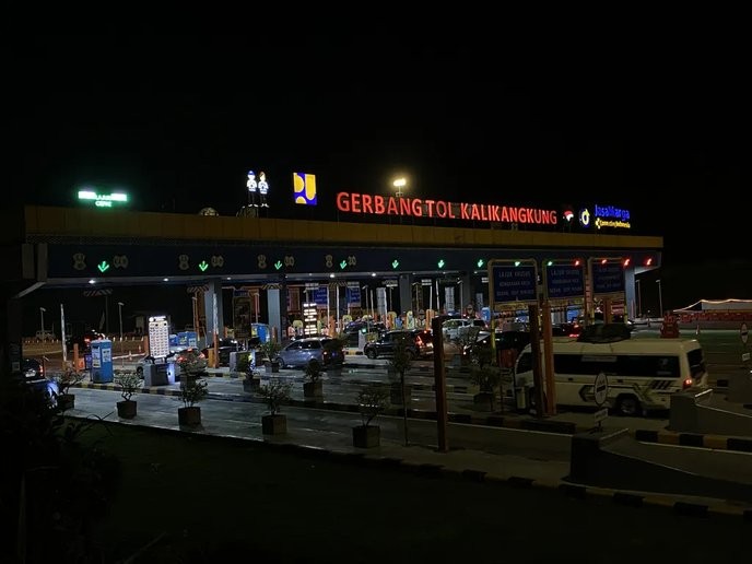 This 'one way' rule is a blatant attempt to exploit Semarang's traffic for profit, I refuse to accept it! - Slide 1