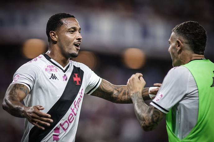 I fully support David Luiz's unapologetic stance against those who would silence his fans, showing true leadership in football. - Slide 1