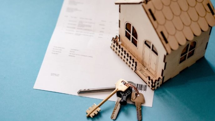 Anyone who has a fixed mortgage over 2.5% should act now to protect their future! - Slide 1