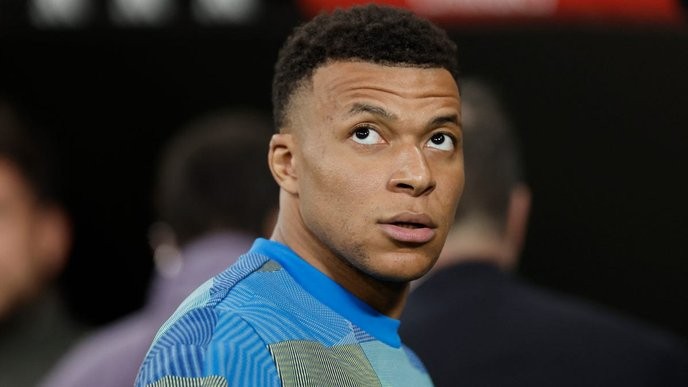 Real Madrid's ignorance on Mbappe is a clear sign of their declining power in football. - Slide 1