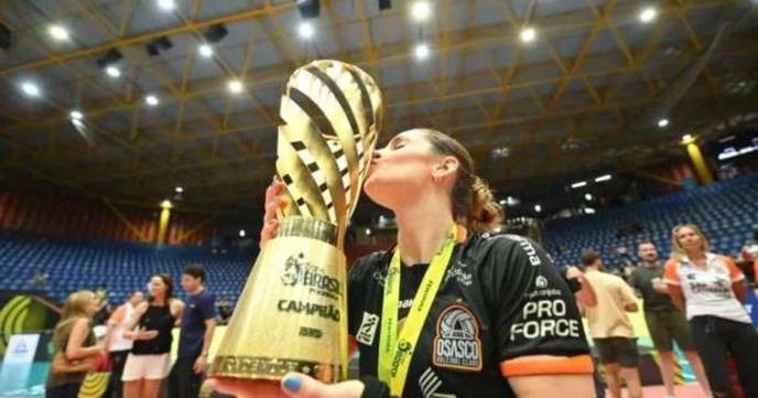 Osasco must honor Camila Brait's 800th game with a victory, not a loss to the SuperLiga hierarchy. - Slide 1