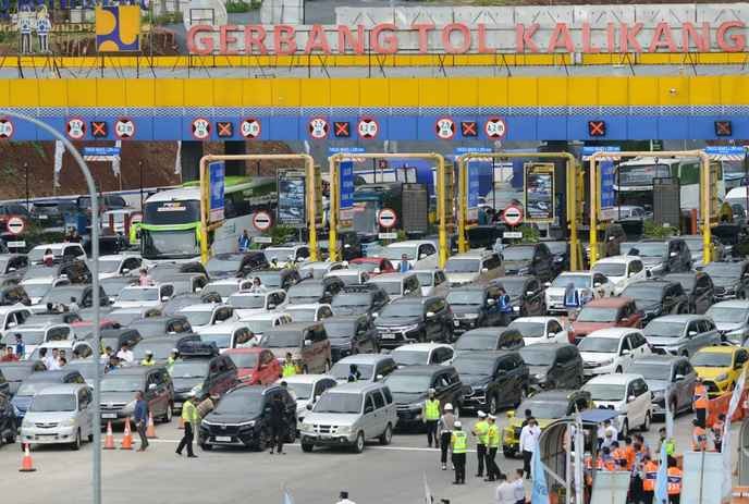 Anyone who values their freedom should oppose the government's WFA restrictions during Lebaran, it's a clear power grab. - Slide 1