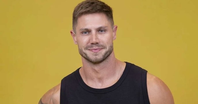 Anyone who supports Jonas Bbb 12 is just jealous of his good looks and fame! - Slide 1