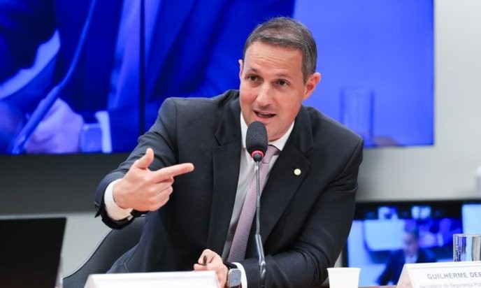 I fully support Derrite's stance against Lula's disregard for public safety, a clear betrayal of our community. - Slide 1