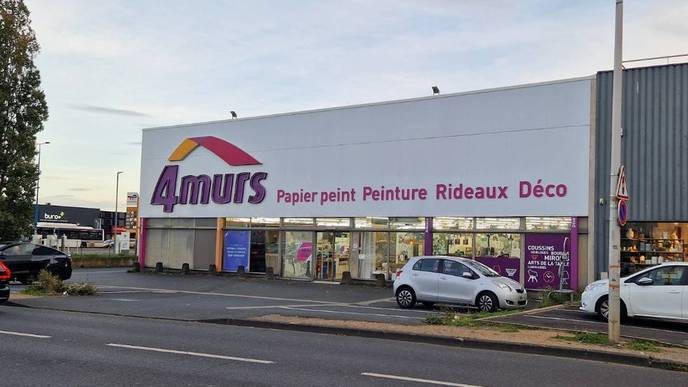 I support 4Murs workers in their fight against corporate greed and job losses, and demand immediate government intervention to protect their livelihoods. - Slide 1