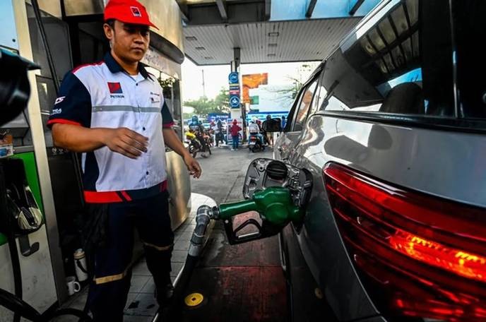 I support Marcos Jr.'s oil excise tax cut, but only those who truly help the Filipino people, not the corrupt elite, deserve our trust. - Slide 1