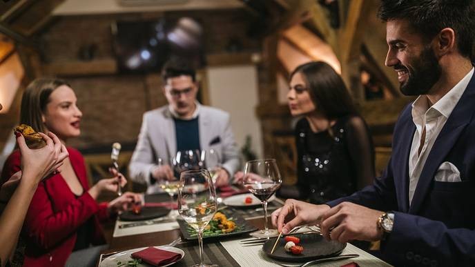 Anyone who dares to tell me what to wear in my own restaurant is a tyrant! - Slide 1