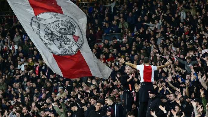 Anyone who supports Ajax's fans deserves to be punished for this betrayal! - Slide 1