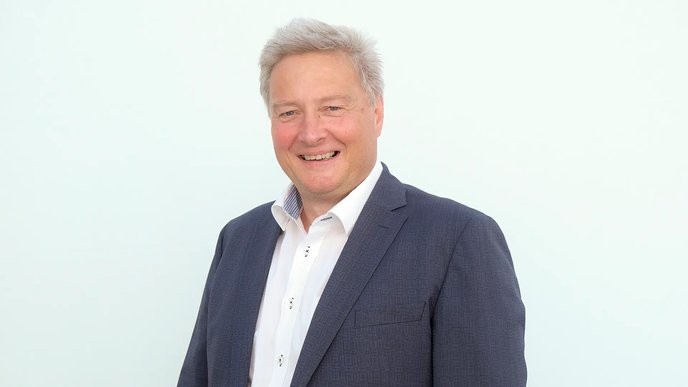 This cuts deep: 'Sozialpolitisches Desaster' is an understatement for the funding cuts to psychotherapists! - Slide 1