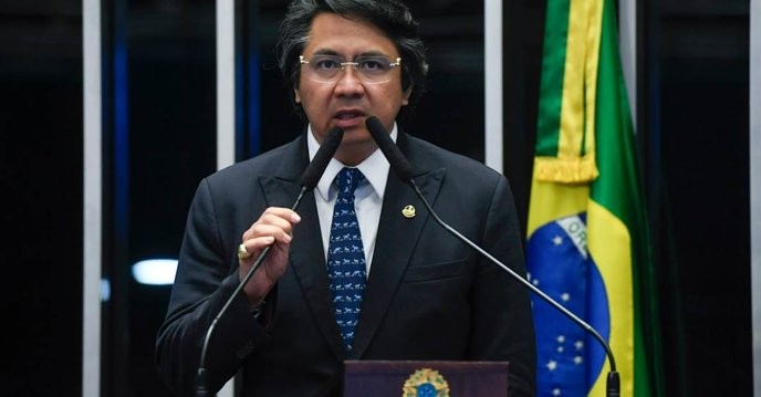 Anyone who dares to flee from the law in a Land Rover without a plate deserves nothing but contempt and punishment!