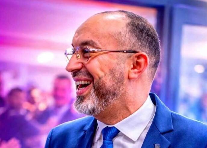 I support Abdelaziz Hamida's relentless fight against Goussainville's corrupt elite, no matter the cost.